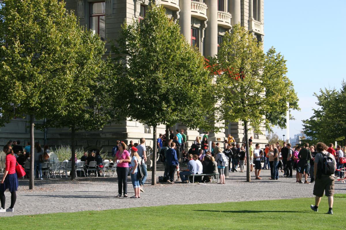 Abbildung Uni Hauptgebäude im Sommer