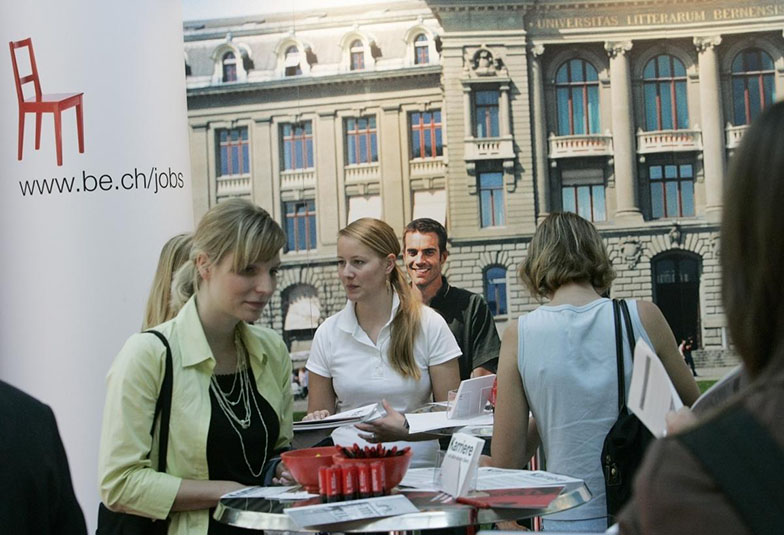 Studierende besuchen eine Jobmesse vor dem Hauptgebäude