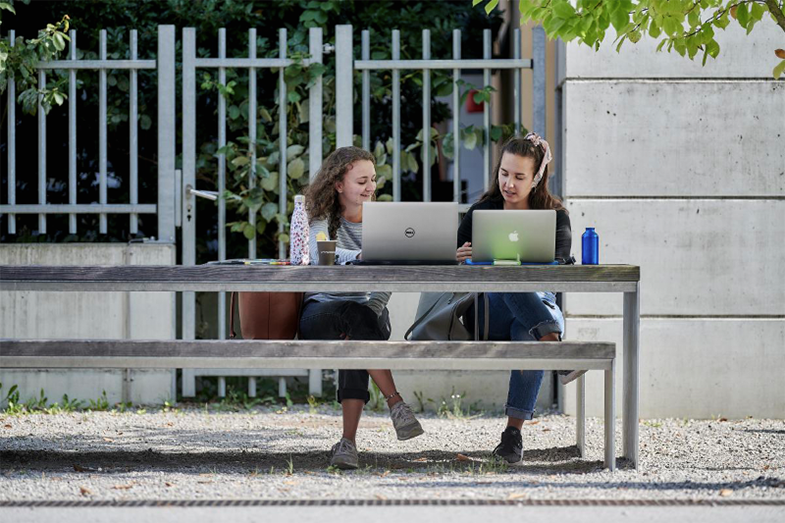 Zwei Mädchen vor einem Computer im Gespräch