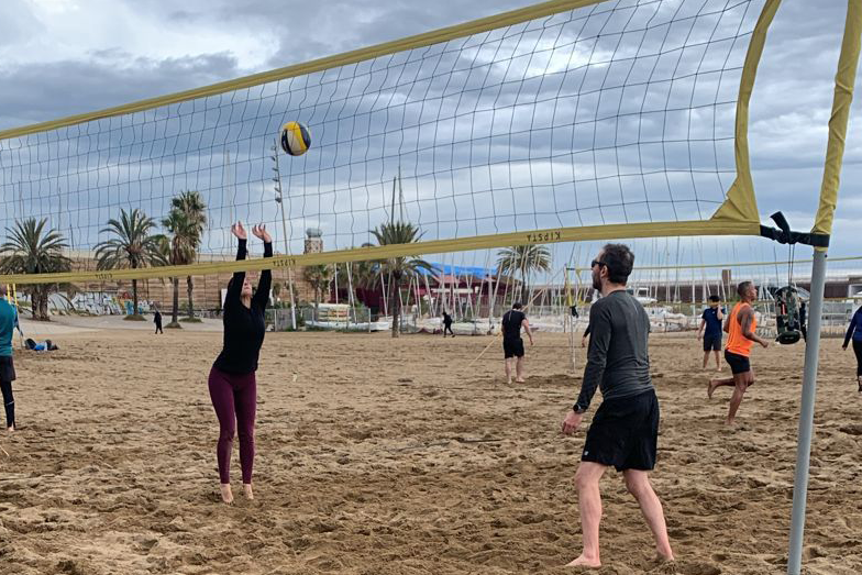 Beim Volleyballspiel am Strand