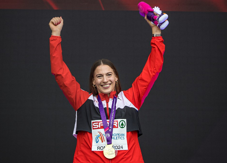 Angelica Moser mit einer Medaille