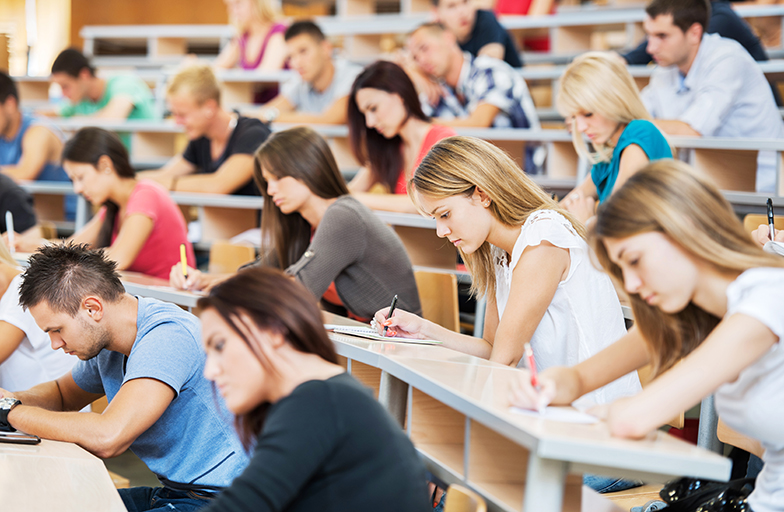 Abbildung Studierende im  Hörsaal